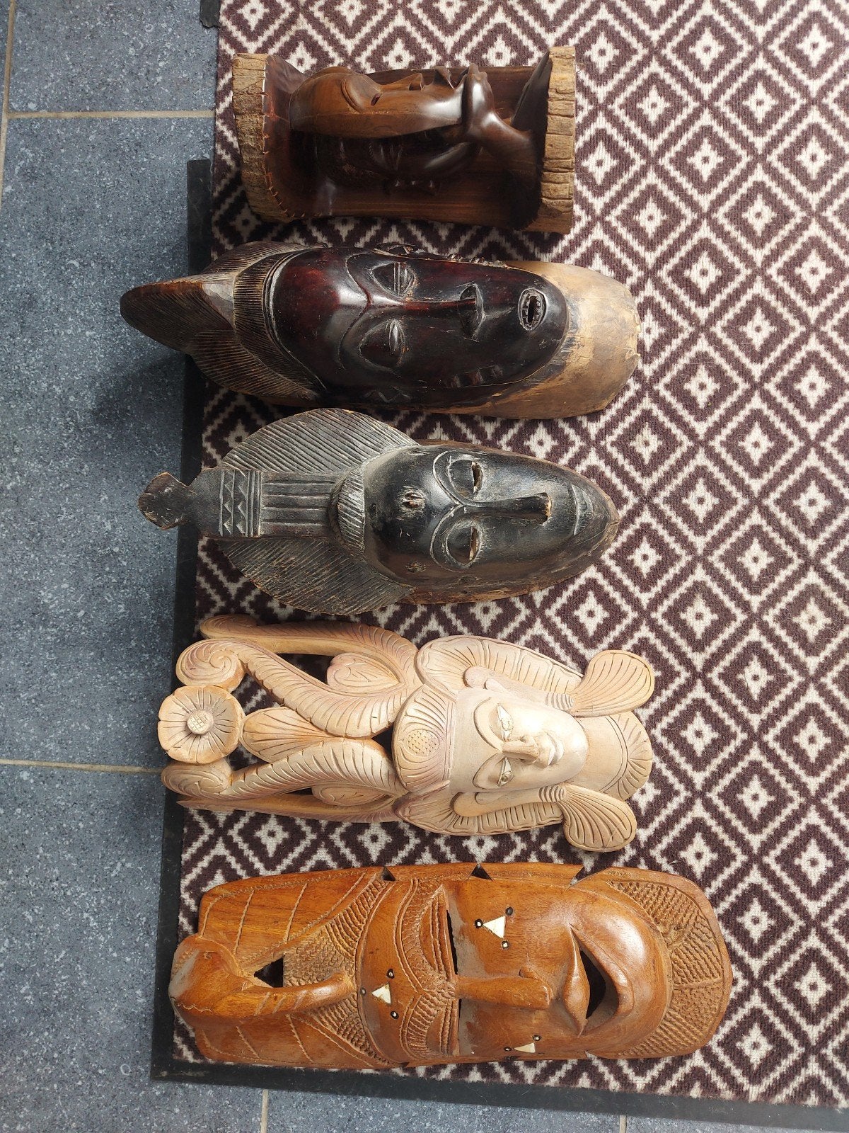 Le lot de masques bois, Mons, Enlèvement