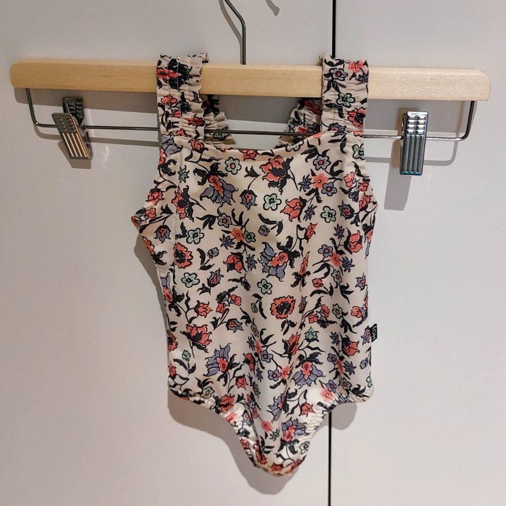House of Jamie zwempak badpak wit  met bloemen maat 92-98, Kinderen en Baby's, Ophalen, Badpak, Overige maten, Zo goed als nieuw