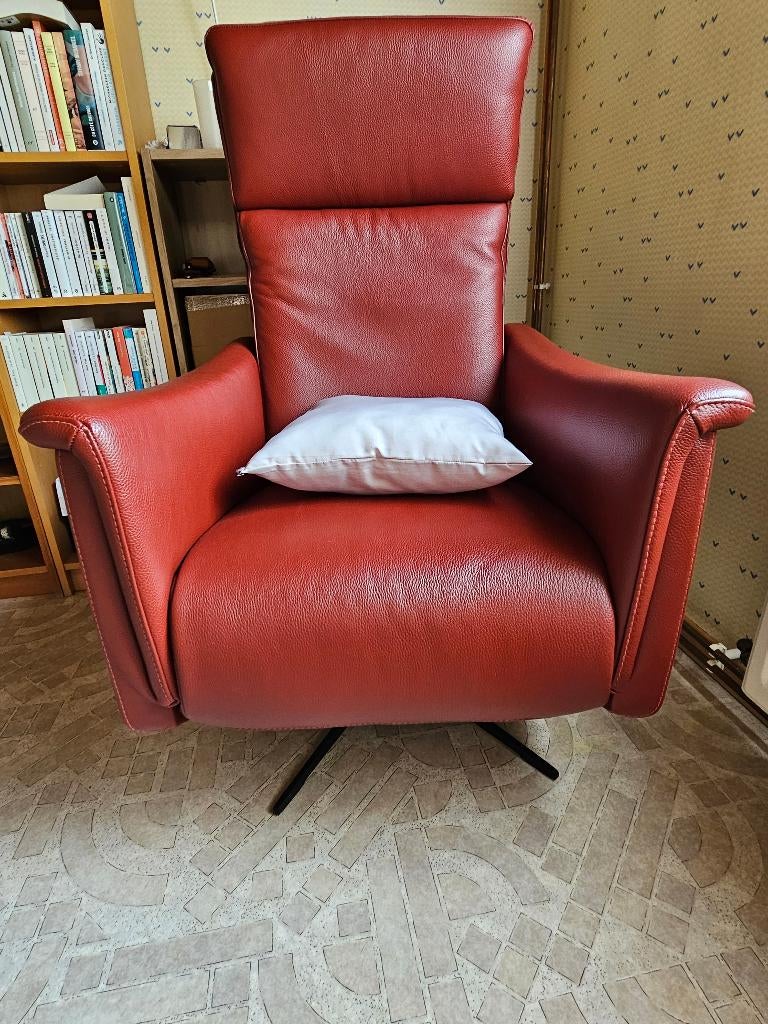 Fauteuil relax électrique pivotant Percy en cuir rouge, 75 à 100 cm, Comme neuf, Enlèvement, Cuir