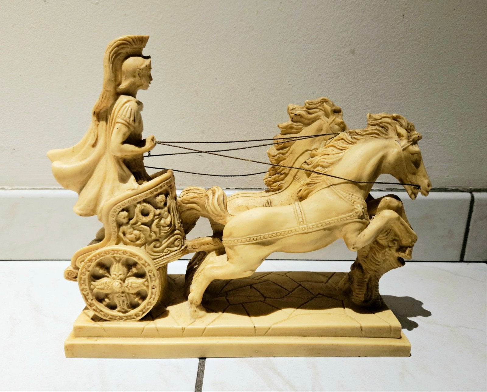 Romeinse beeldsculptuur - Krijger in strijdwagen met paarden, Antiquités & Art, Enlèvement ou Envoi, Statue
