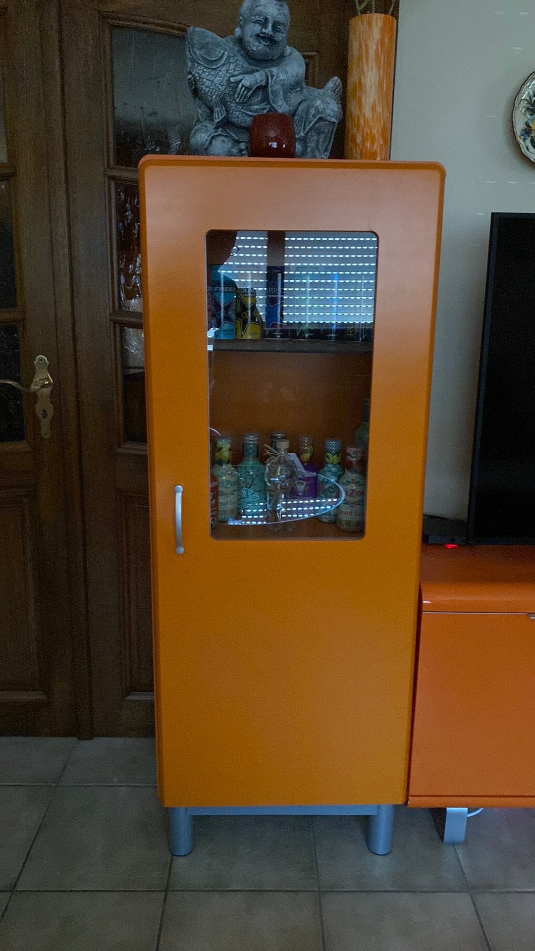 Hele mooie oranje vitrinekast met verlichting, Huis en Inrichting, Ophalen, Gebruikt, Retro, Overige houtsoorten