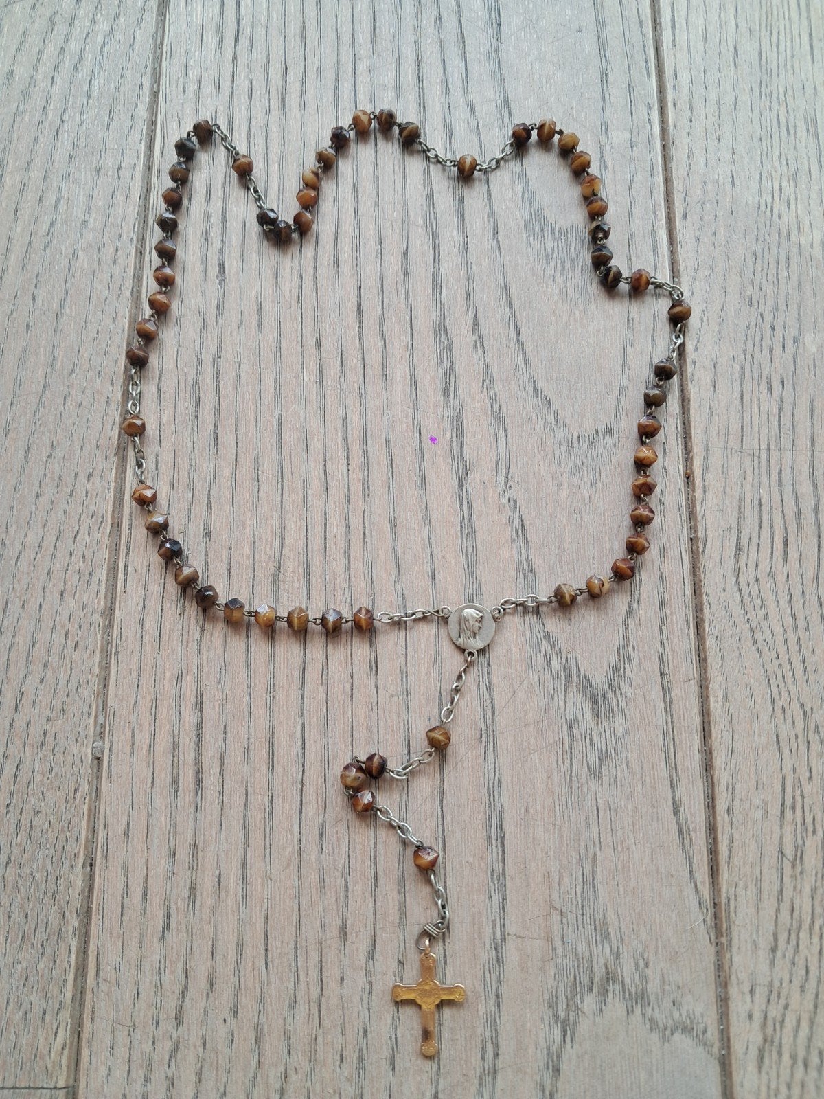 Mooi sierlijk paternostertje met bruine, meerkantige kralen, Ophalen of Verzenden