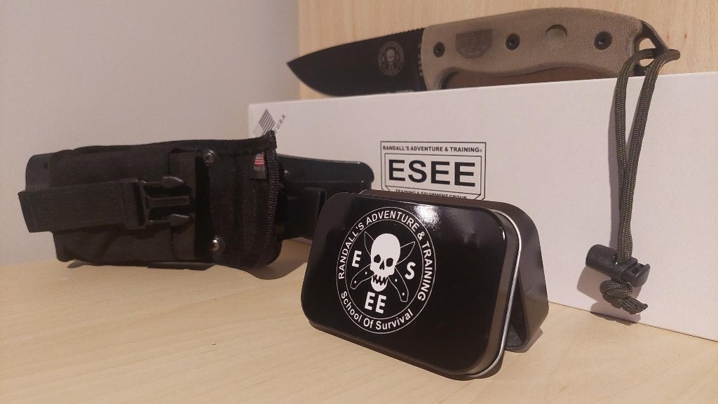 Couteau Esee 5 avec étui, pochette et boite métallique esee, Caravanes & Camping, Enlèvement ou Envoi, Comme neuf
