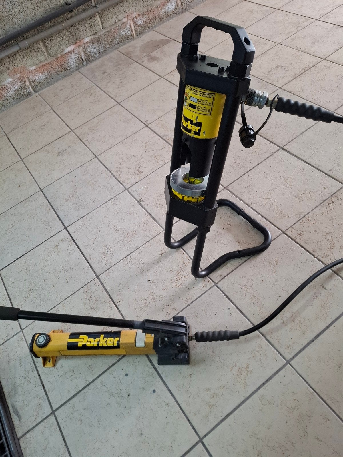 Hydraulic pers voor hydraulische  leidingen t persen, Ophalen