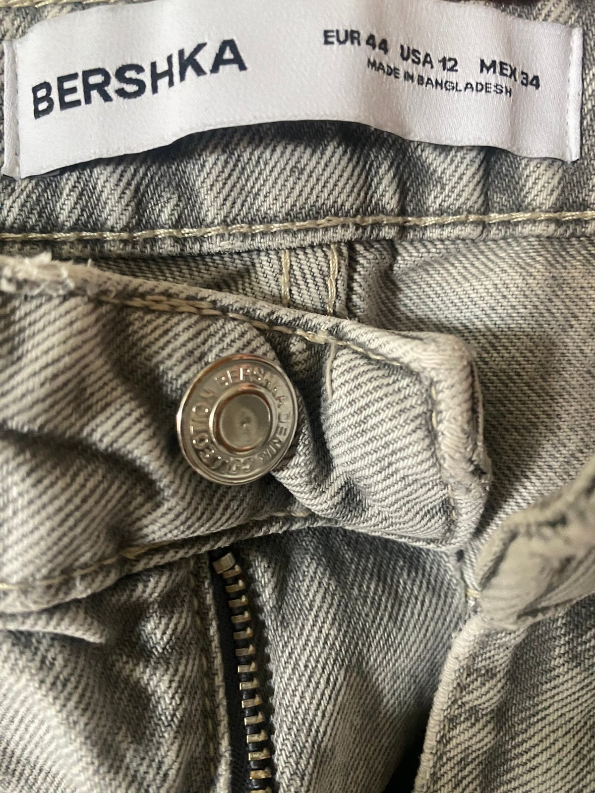 jeansbroek Bershka, Enlèvement