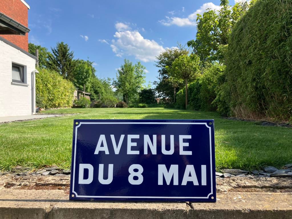 Plaque de rue émaillée - Avenue du 08 mai, Antiquités & Art, Enlèvement ou Envoi