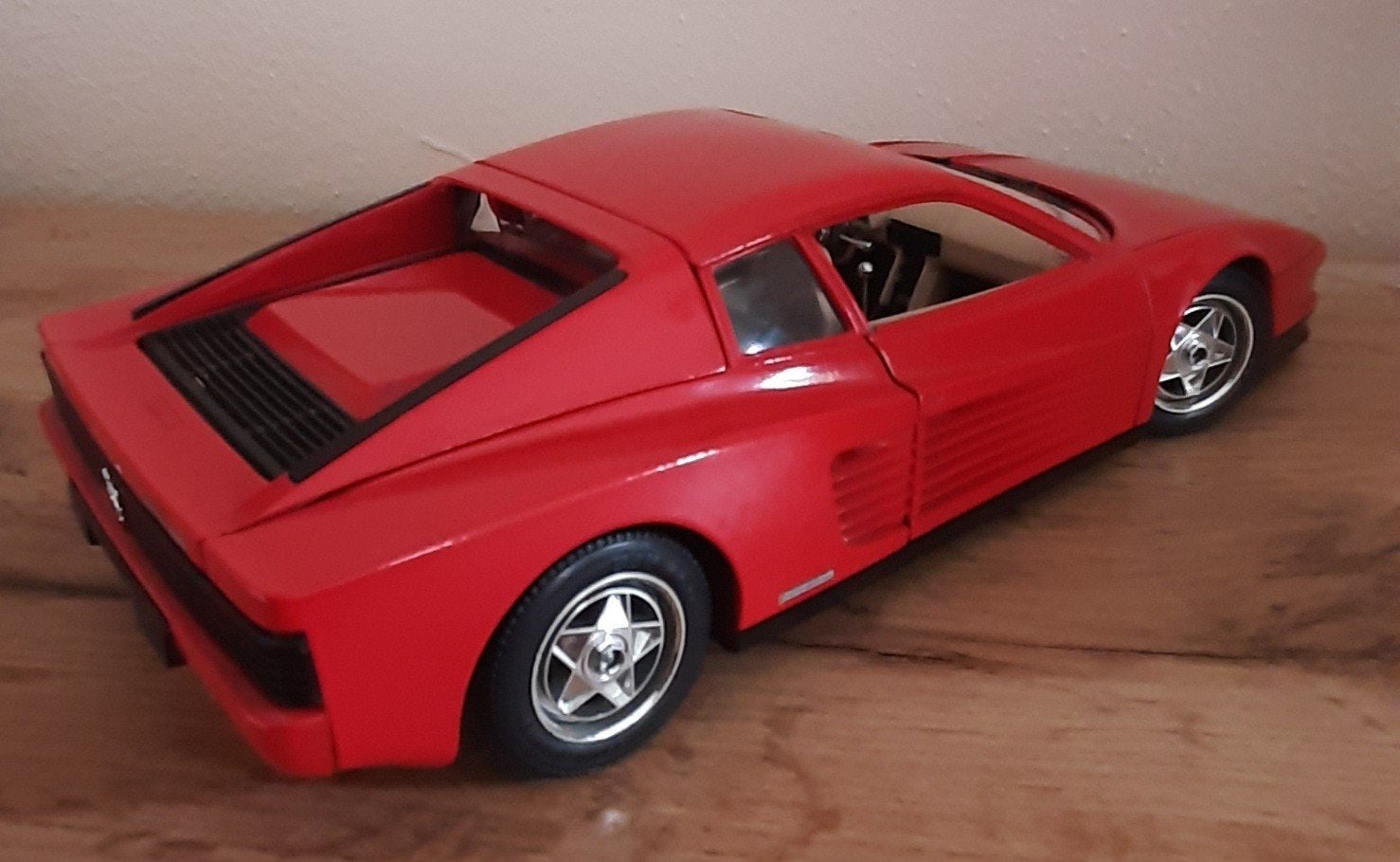 Ferrari Testarossa 1984 rouge (1:18).
toujours dans une vitr, Hobby & Loisirs créatifs, Enlèvement