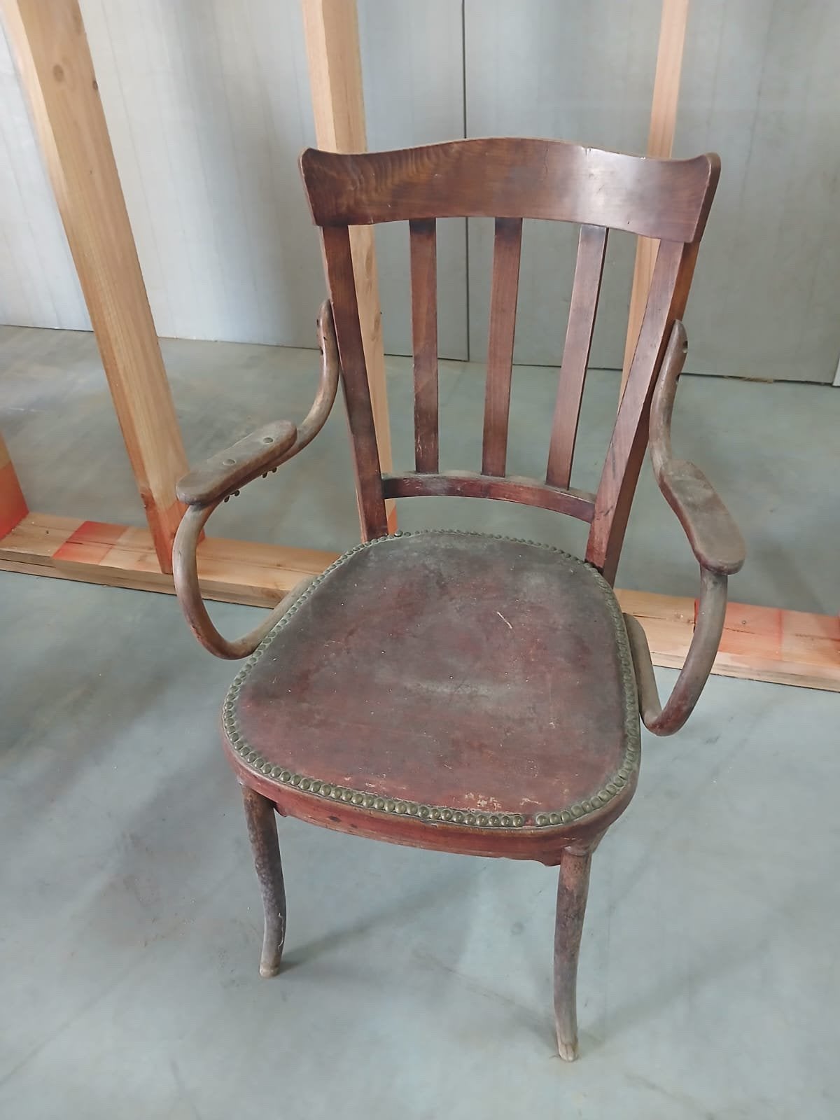 Chaise Thonet, Enlèvement