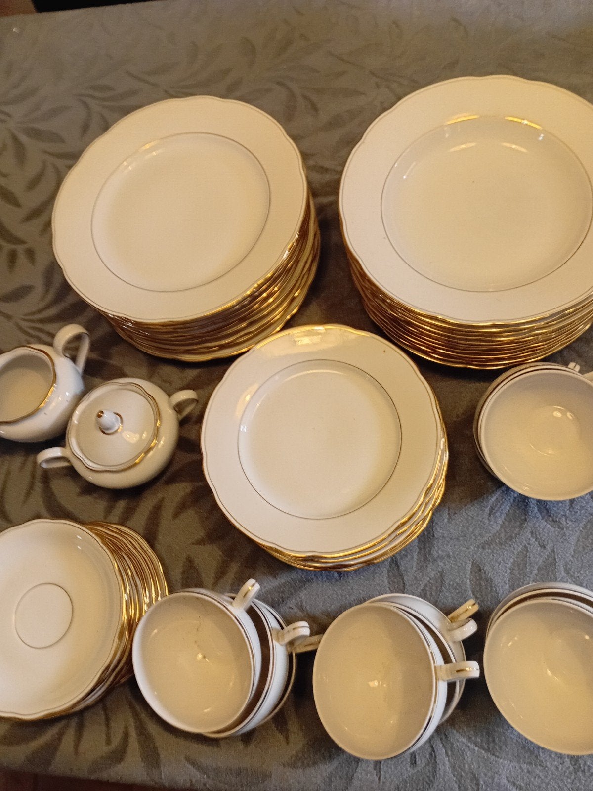 volledig servies met gouden rand, Ophalen