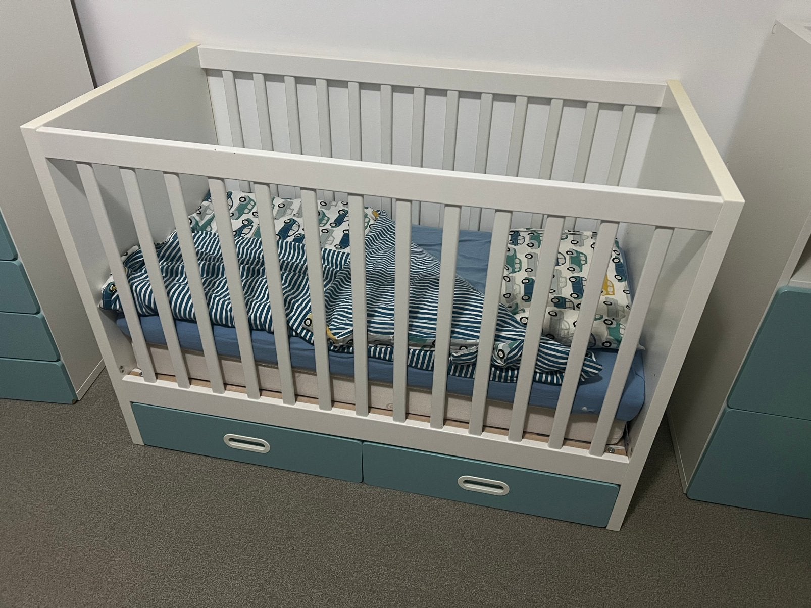 Ikea baby/peuterbed met 2 lades blauw, Huis en Inrichting, Ophalen, Zo goed als nieuw