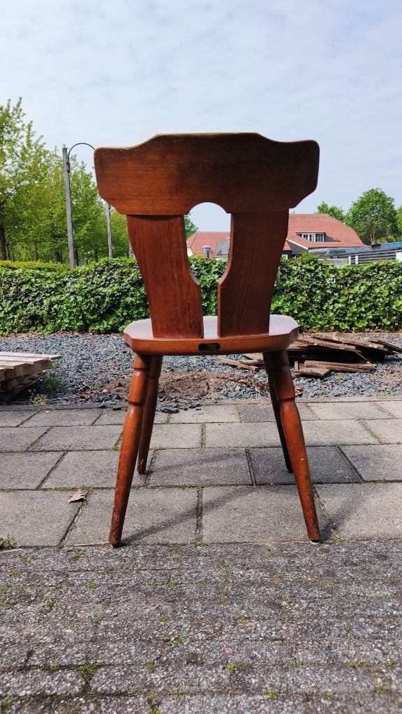 Brutalist ‘Stube’ caféstoelen–massief hout–(43 op voorraad), Huis en Inrichting, Gebruikt, Bruin, Brutalist ‘Stube’ caféstoelen