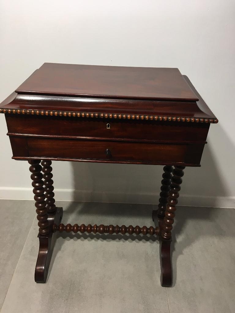 Table à ouvrage (travailleuse) de style Louis XIII, Ophalen