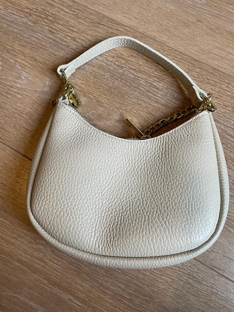 Klein lederen handtasje met goudkleurige riem, Handtassen en Accessoires, Tassen | Damestassen, Ophalen