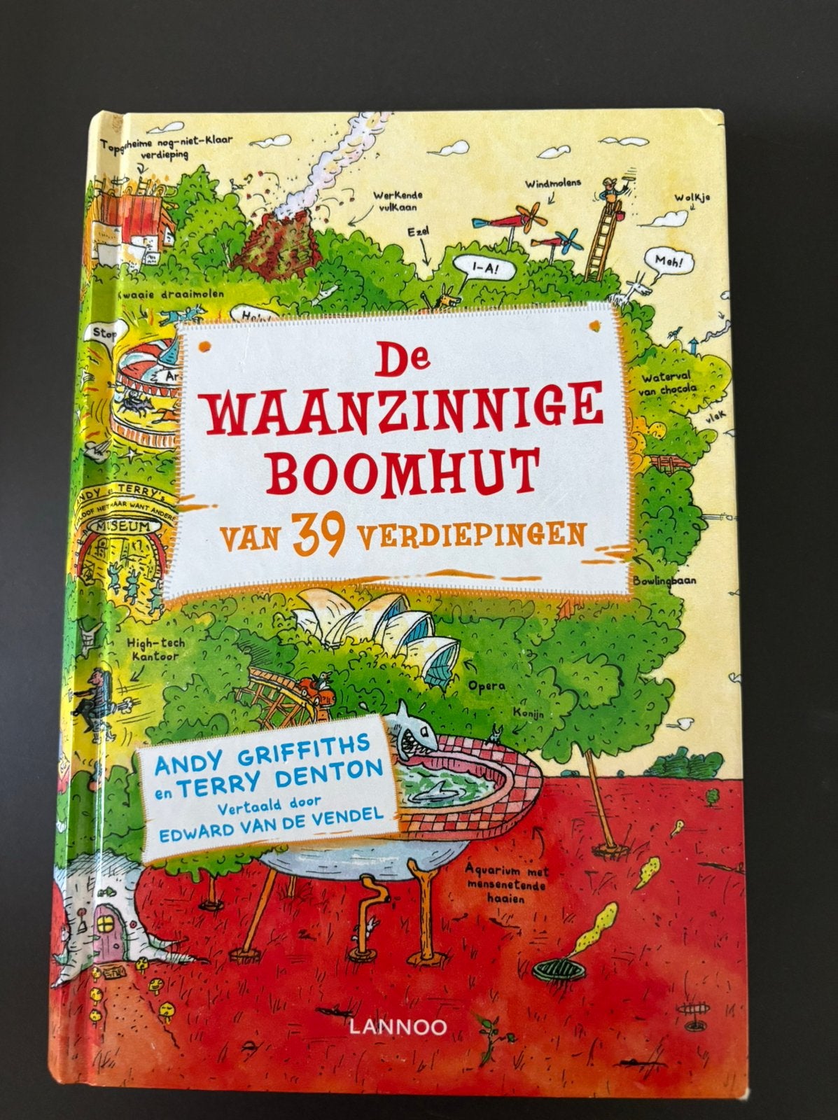 Boek, De waanzinnige boomhut van 39 verdiepingen, Ophalen