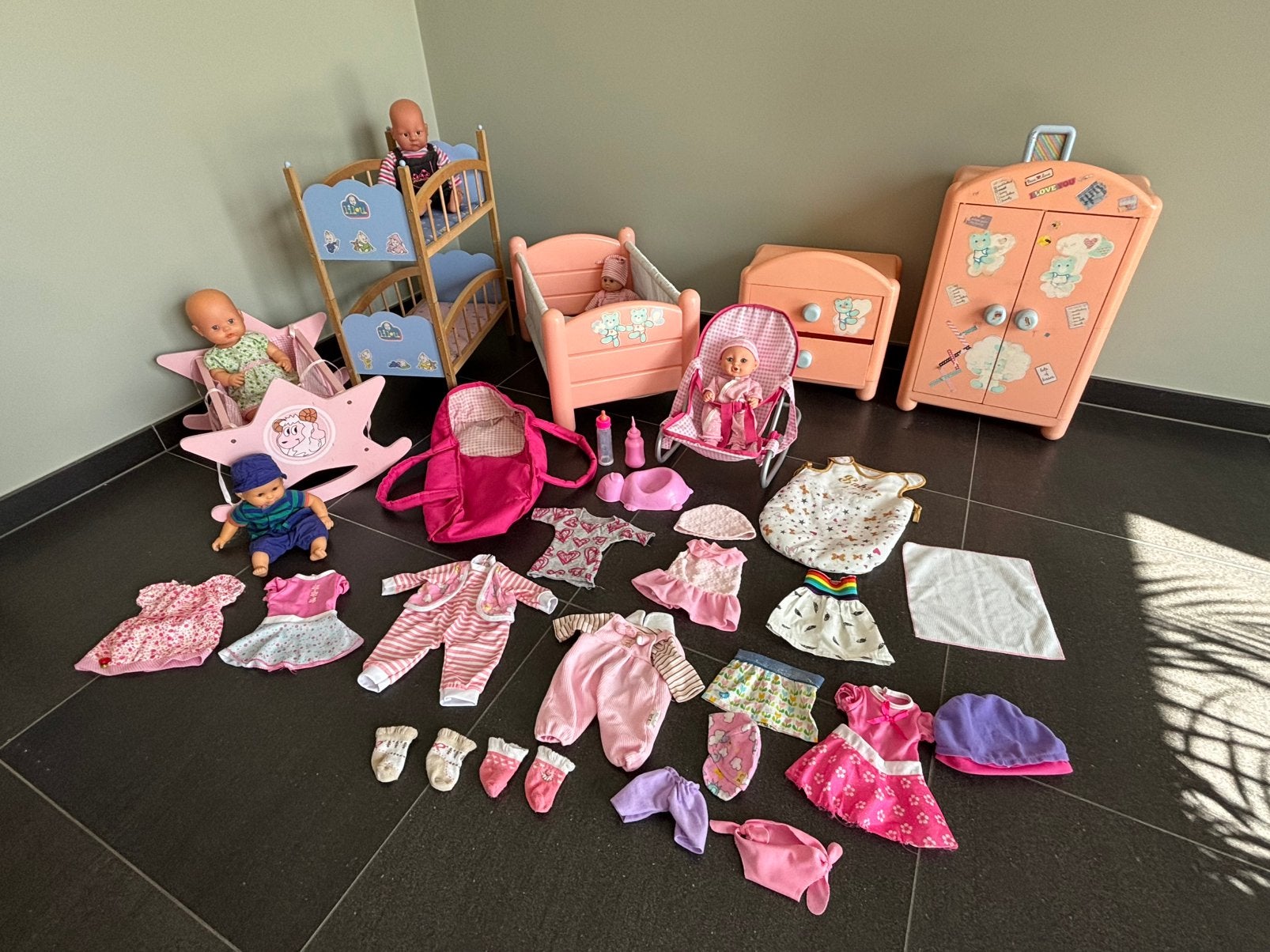 Lot van poppen, bedjes (o.a. Berchet), kledij en accessoires, Ophalen of Verzenden, Zo goed als nieuw