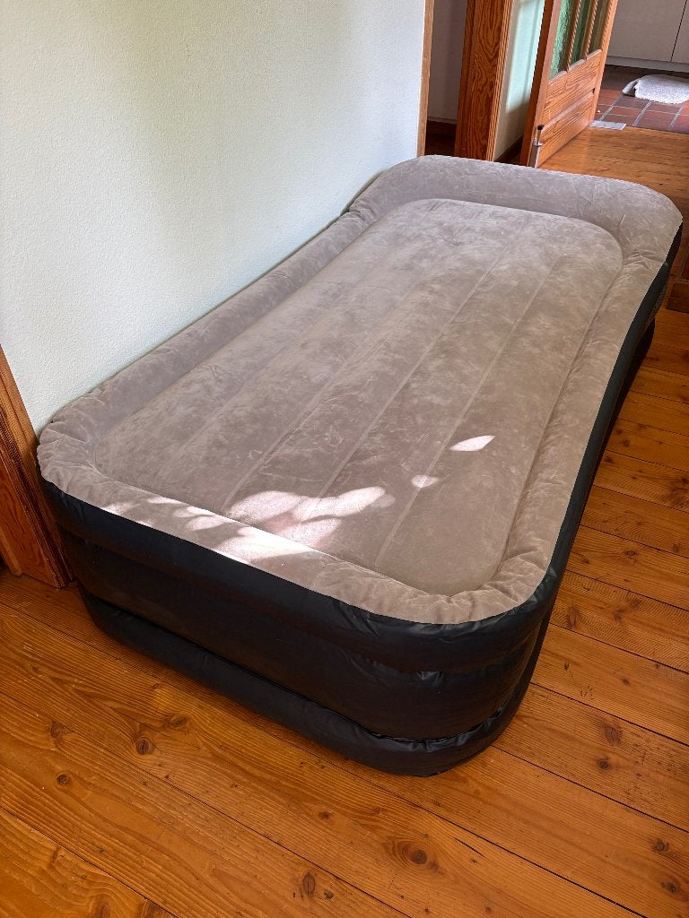 Intex Luchtbed met ingebouwde pomp, Caravanes & Camping, Matelas pneumatiques, Comme neuf, 1 personne, Pompe intégrée, Enlèvement