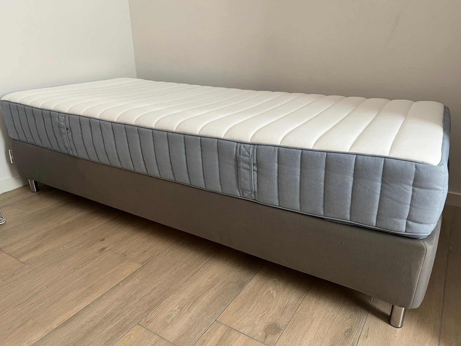 Lit IKEA sommier LYNGTROP et matelas VALEVAG 90x200cms, Maison & Meubles, Enlèvement, Comme neuf