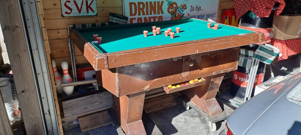 Antieke cafe toppenbiljart. Novi, Enlèvement