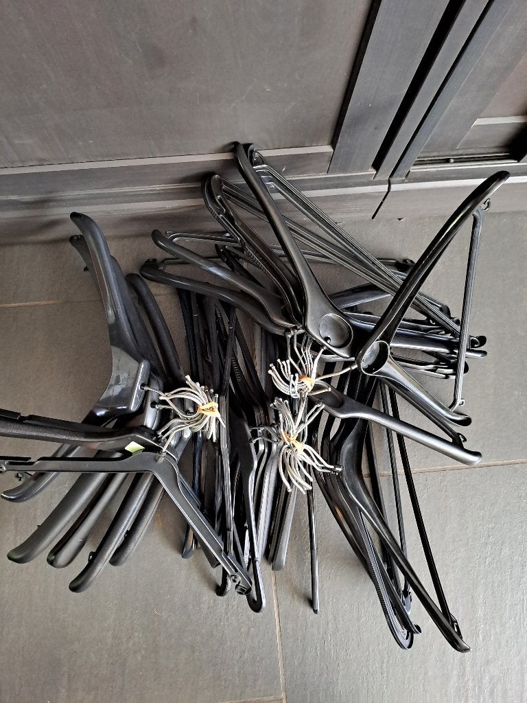 Cintres noirs (adultes), Enlèvement, Utilisé, Plastique, Adultes