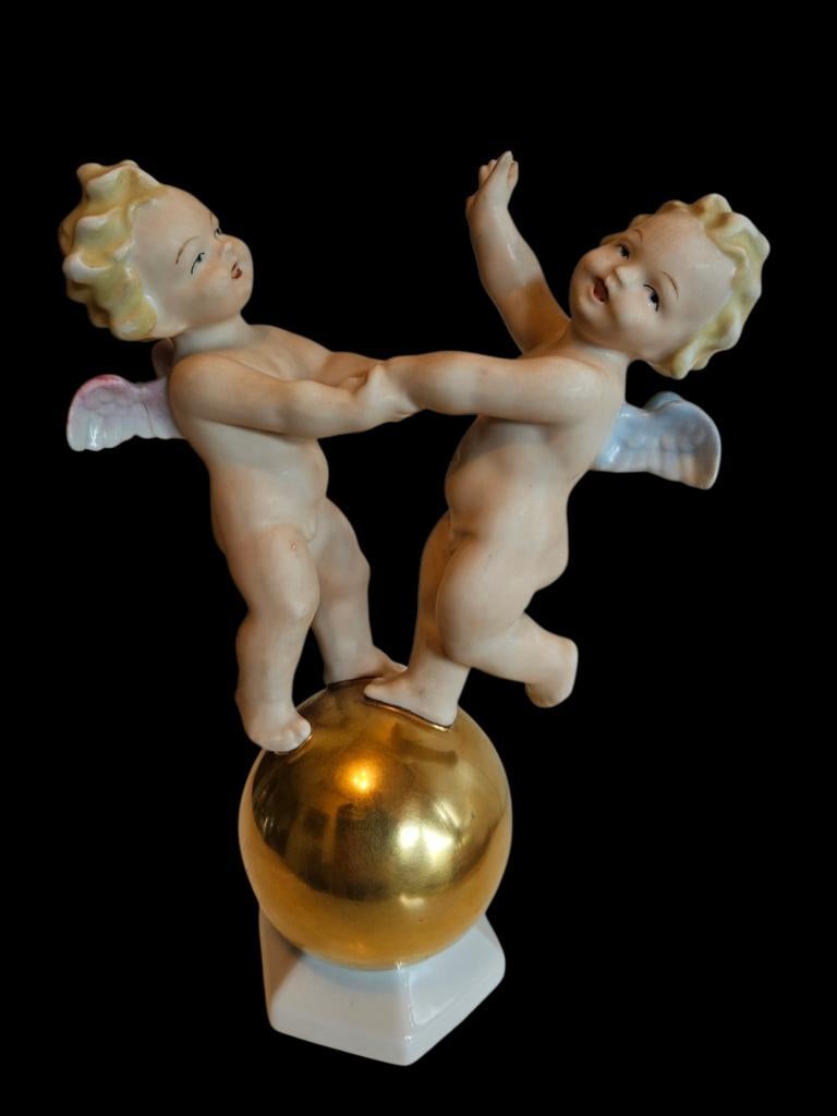 Porseleinen beeld - dansende engeltjes op gouden bol, Ophalen of Verzenden