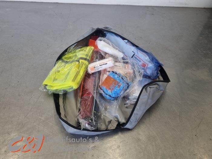 Kit premiers soins d'un Renault Trafic, Renault, -, 3 mois de garantie, Utilisé