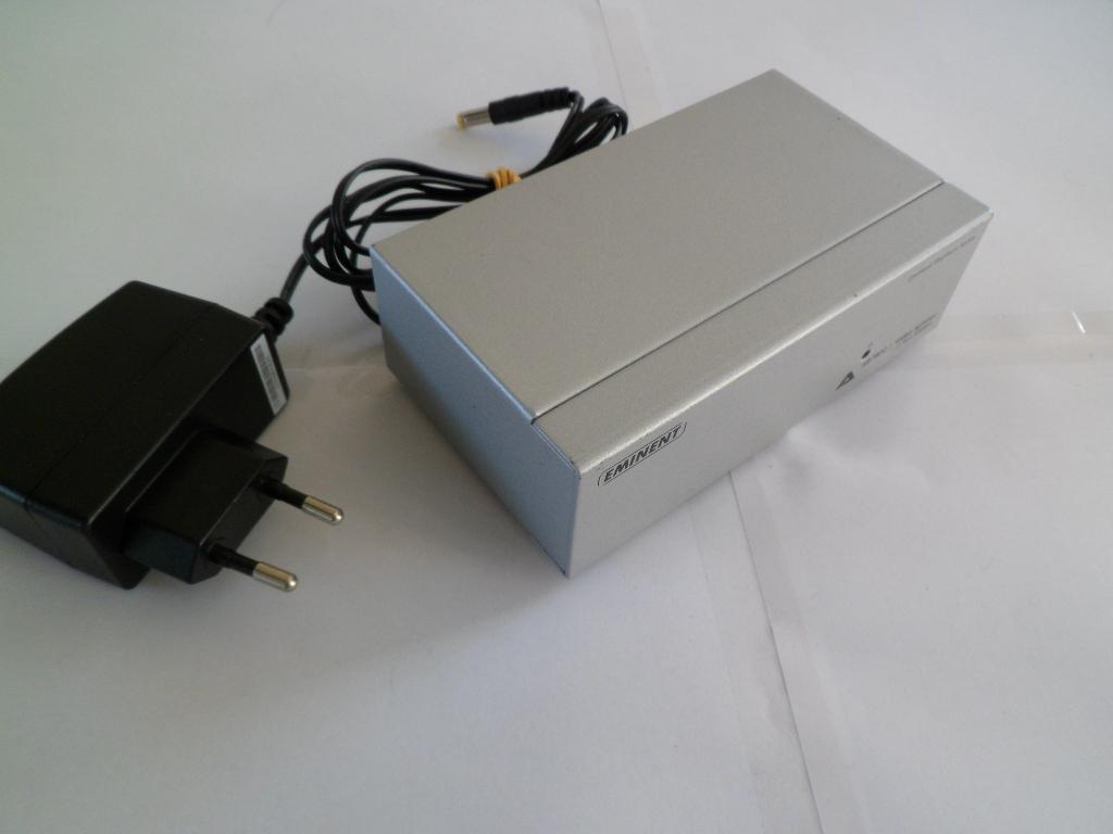 Eminent AB7802 VGA Prof. High Bandwidth VGA Splitter 400MHz, Computers en Software, Pc- en Netwerkkabels, Gebruikt, Ophalen of Verzenden