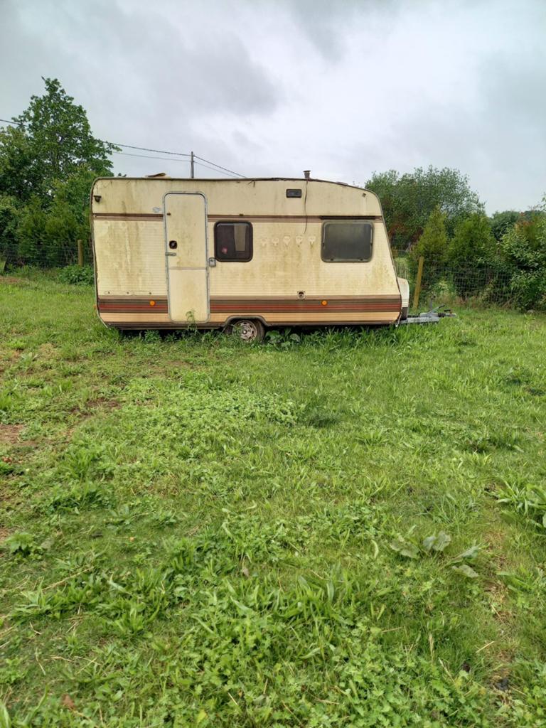 Oude caravan, speelcaravan., Caravanes & Camping