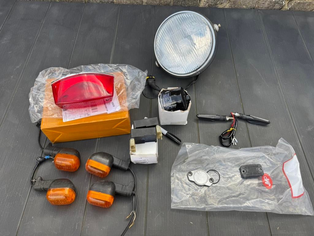 Lot de pièces Ducati Monster, Autos : Pièces & Accessoires, Éclairage, Pièces Oldtimer ou Ancêtre, Neuf, Enlèvement ou Envoi
