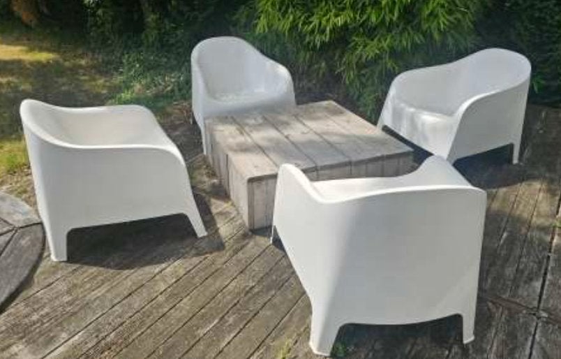 Complete tuinset – 4 witte designstoelen + houten salontafel, Ophalen, 4 zitplaatsen, Kunststof, Gebruikt