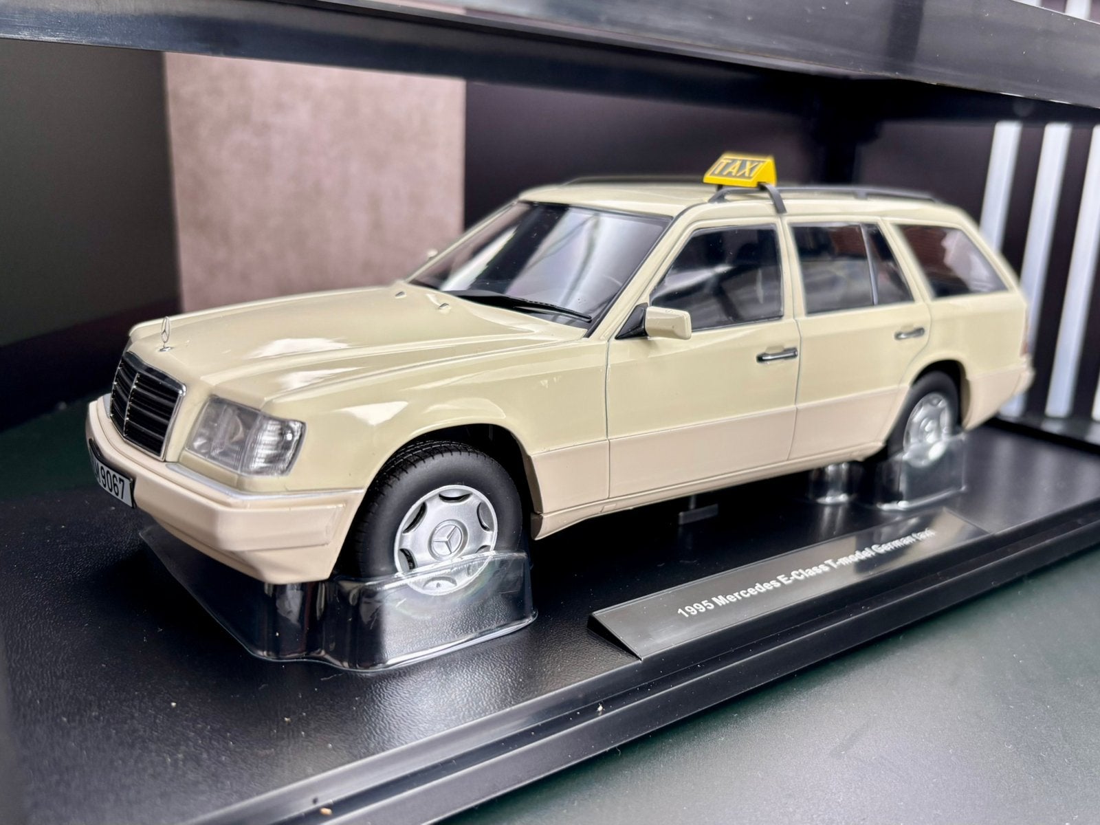 1:18 Mercedes E-class T-model German taxi 1995, Enlèvement ou Envoi, Comme neuf
