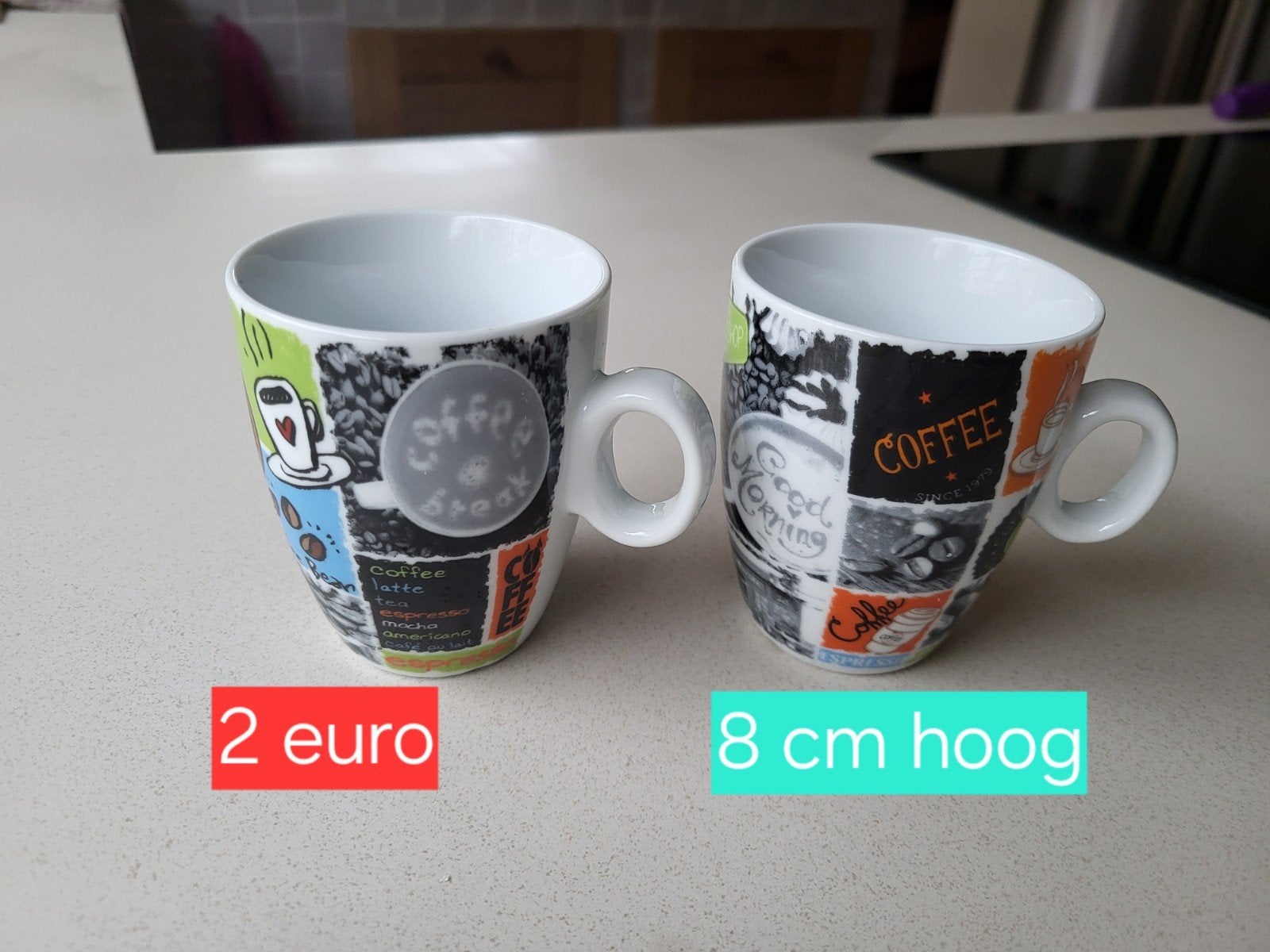 2 koffietasjes

8 cm hoog

2 euro samen

Interesse in servie, Ophalen of Verzenden