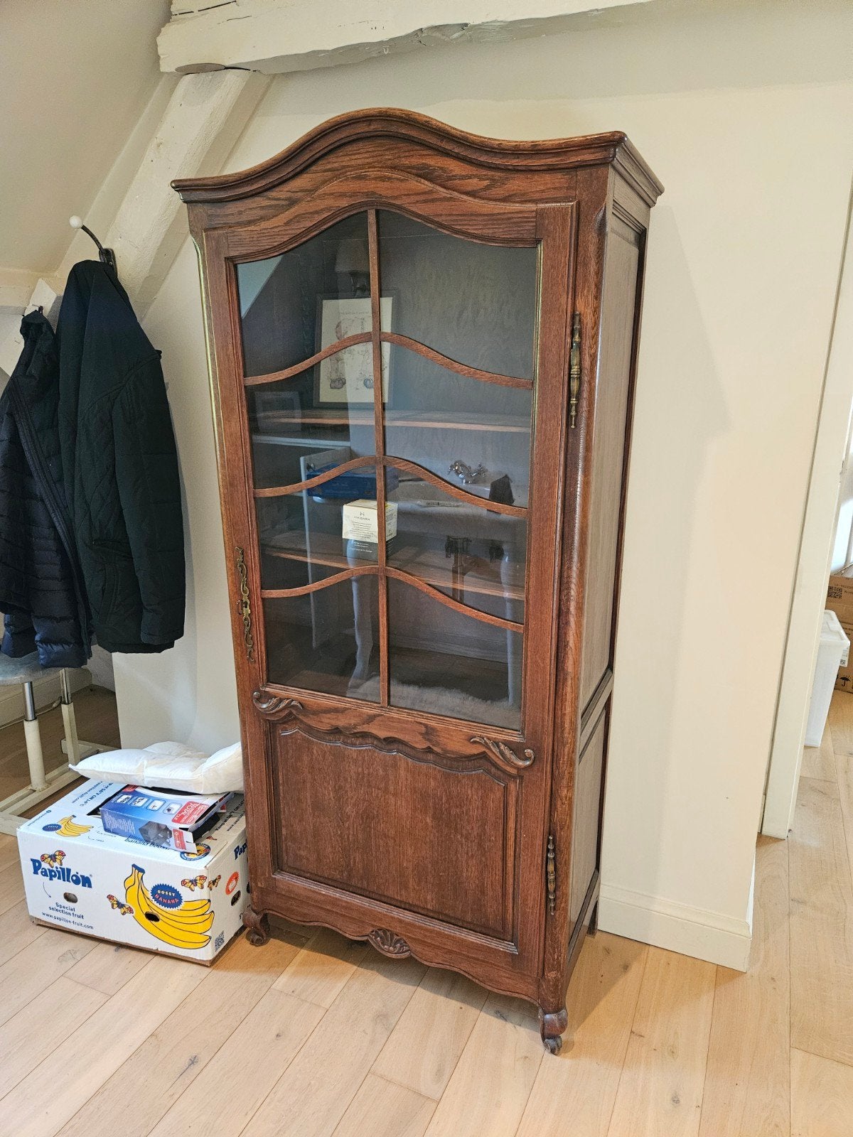 Eiken vitrine kast, Ophalen