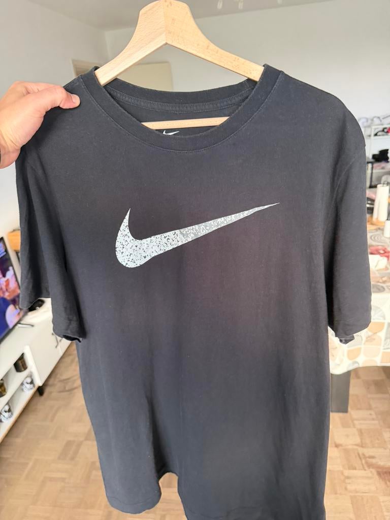 Nike Swoosh T-Shirt Black XL – Clean Essential Tee, Ophalen of Verzenden, Zo goed als nieuw, Maat 56/58 (XL), Zwart