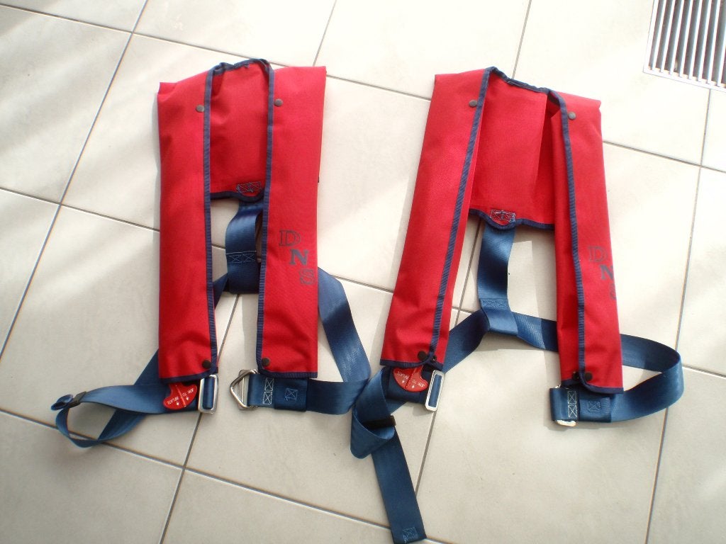 2 Gilets de sauvetage DNS, Sports nautiques & Bateaux, Vêtements nautiques, Enlèvement, Comme neuf, Femme ou Homme, Gilet de sauvetage ou Brassière
