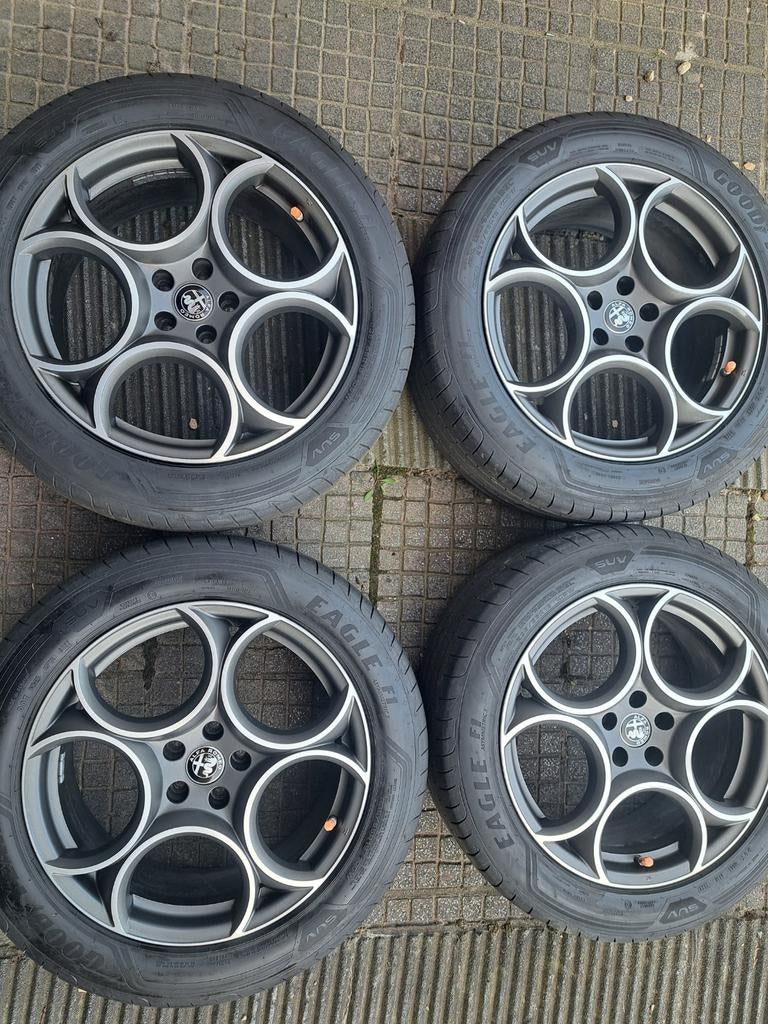 Superbe jantes 19"origine Alfa Roméo Stelvio avec bons pneus, Autos : Pièces & Accessoires, Pneus & Jantes, Enlèvement, Pneu(s)