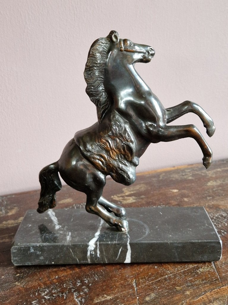Bronzen sculptuur van steigerend paard op marmeren sokkel, Antiek en Kunst, Ophalen of Verzenden, Brons
