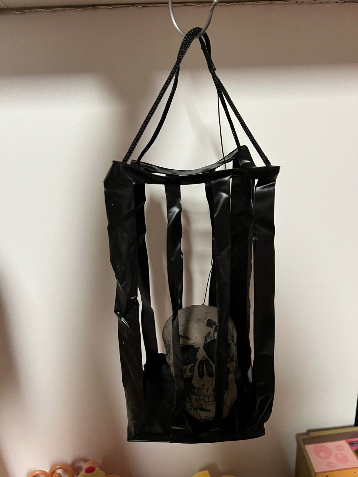 Plastic slierten kooi met doodskop, Ophalen