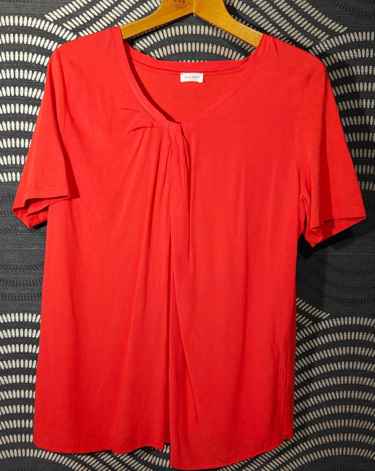 Gerry Weber Poppy rood T-shirt met V-hals en soepelvallende, Kleding | Dames, Maat 42/44 (L), Ophalen of Verzenden, Zo goed als nieuw