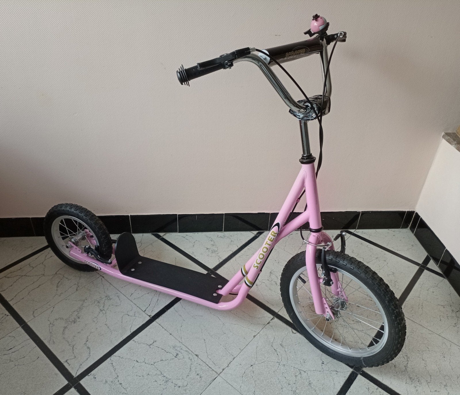 weinig gebruikte kinderstep met luchtbanden, Fietsen en Brommers, Steps, Zo goed als nieuw, Gewone step, Ophalen