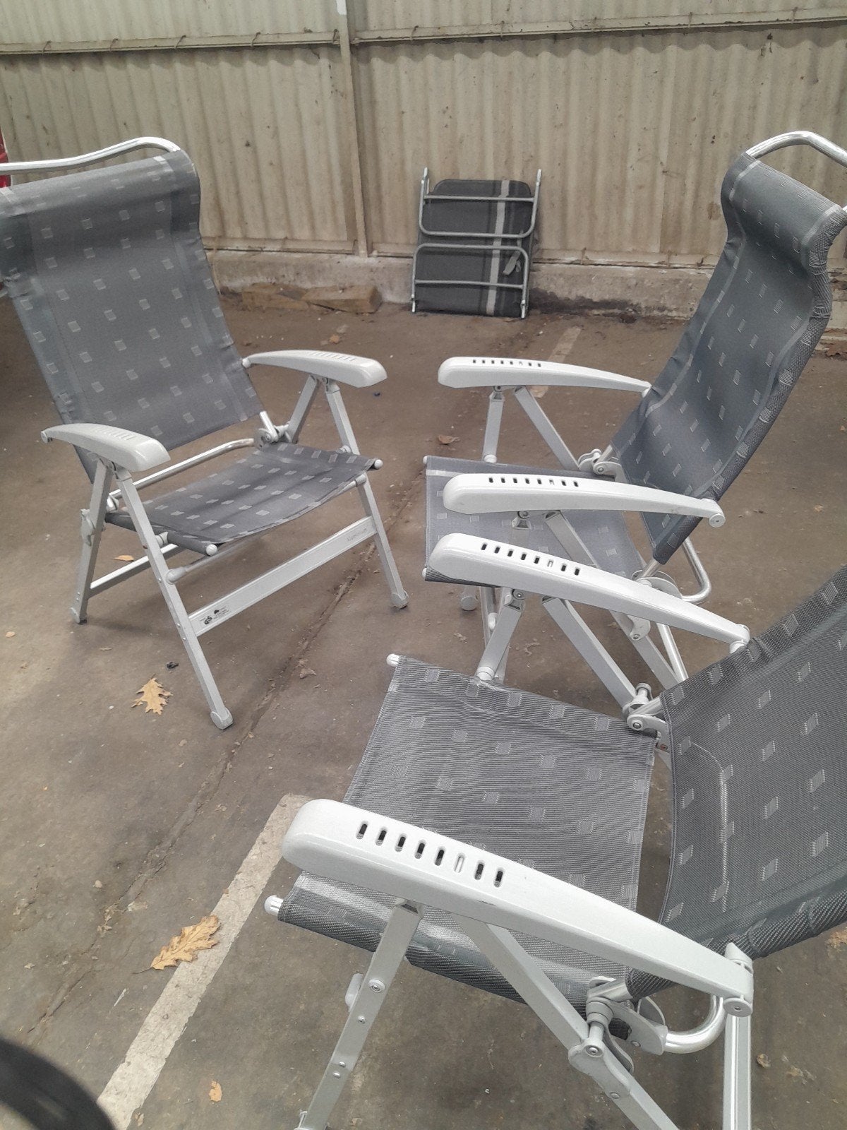 3 tuinstoelen, Ophalen