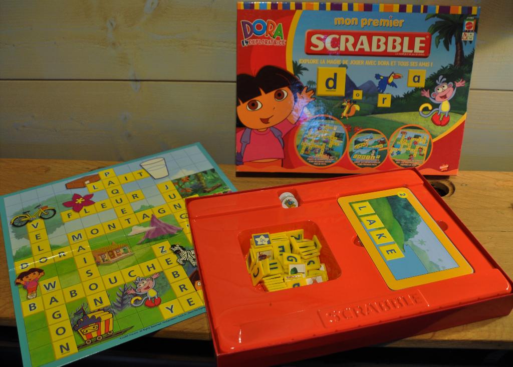 Jeu : "Mon premier scrabble" en français et en anglais, Enlèvement ou Envoi, Comme neuf