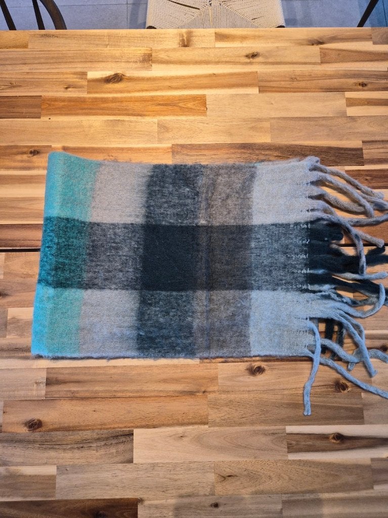 Geruite sjaal met franjes / Checked scarf with fringes, Ophalen of Verzenden, Zo goed als nieuw, Sjaal