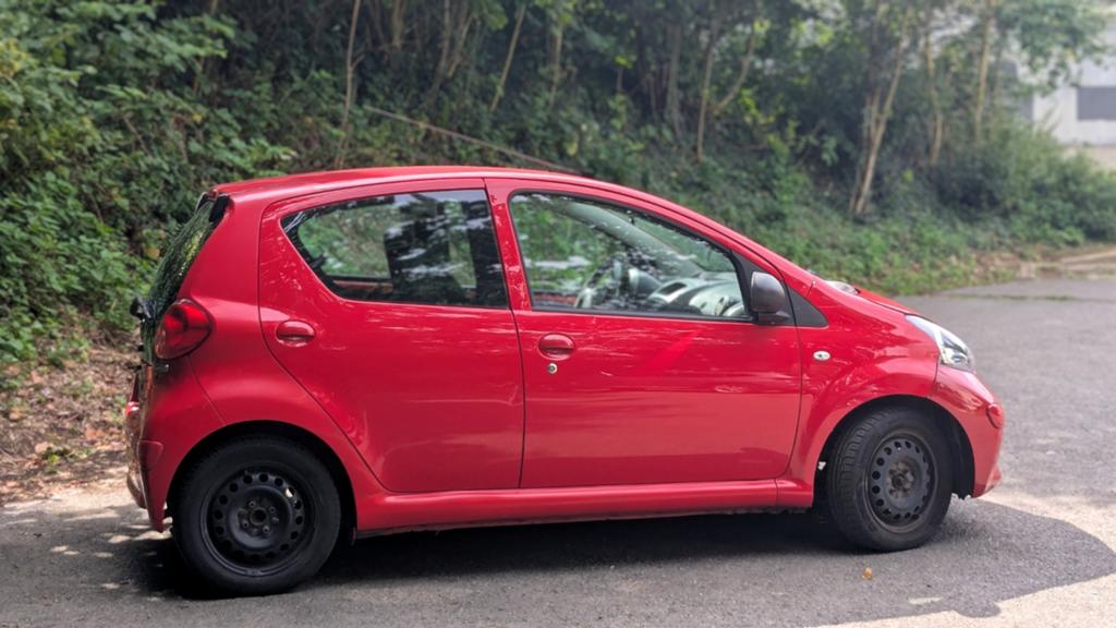 Toyota Aygo 93.000 km, Auto's, Toyota, Particulier, Aygo, Benzine, Euro 4, Stadsauto, 5 deurs, Handgeschakeld, Rood, Zwart, Stof