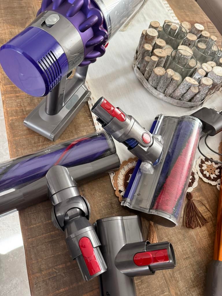 Dyson v10 avec plusieurs accessoires et station dyson neuf, Electroménager, Aspirateurs, Enlèvement, Comme neuf, Dyson