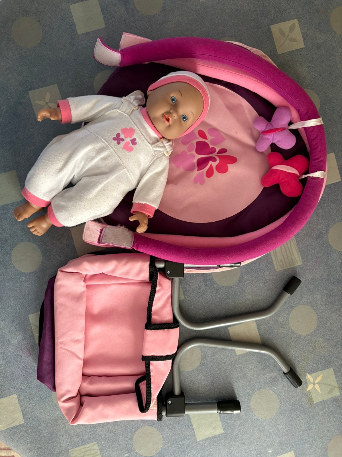 Poppenset: baby + speelmat met boog + tafelstoel, Ophalen of Verzenden, Gebruikt, Babypop