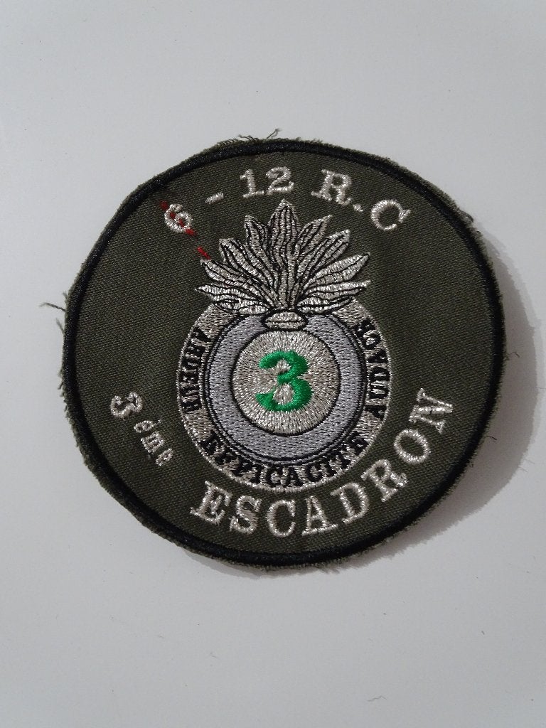 Écusson armée Cavalerie 3ème Esc 6-12 Régiment Cuirassiers, Enlèvement ou Envoi, Armée de terre, Emblème ou Badge