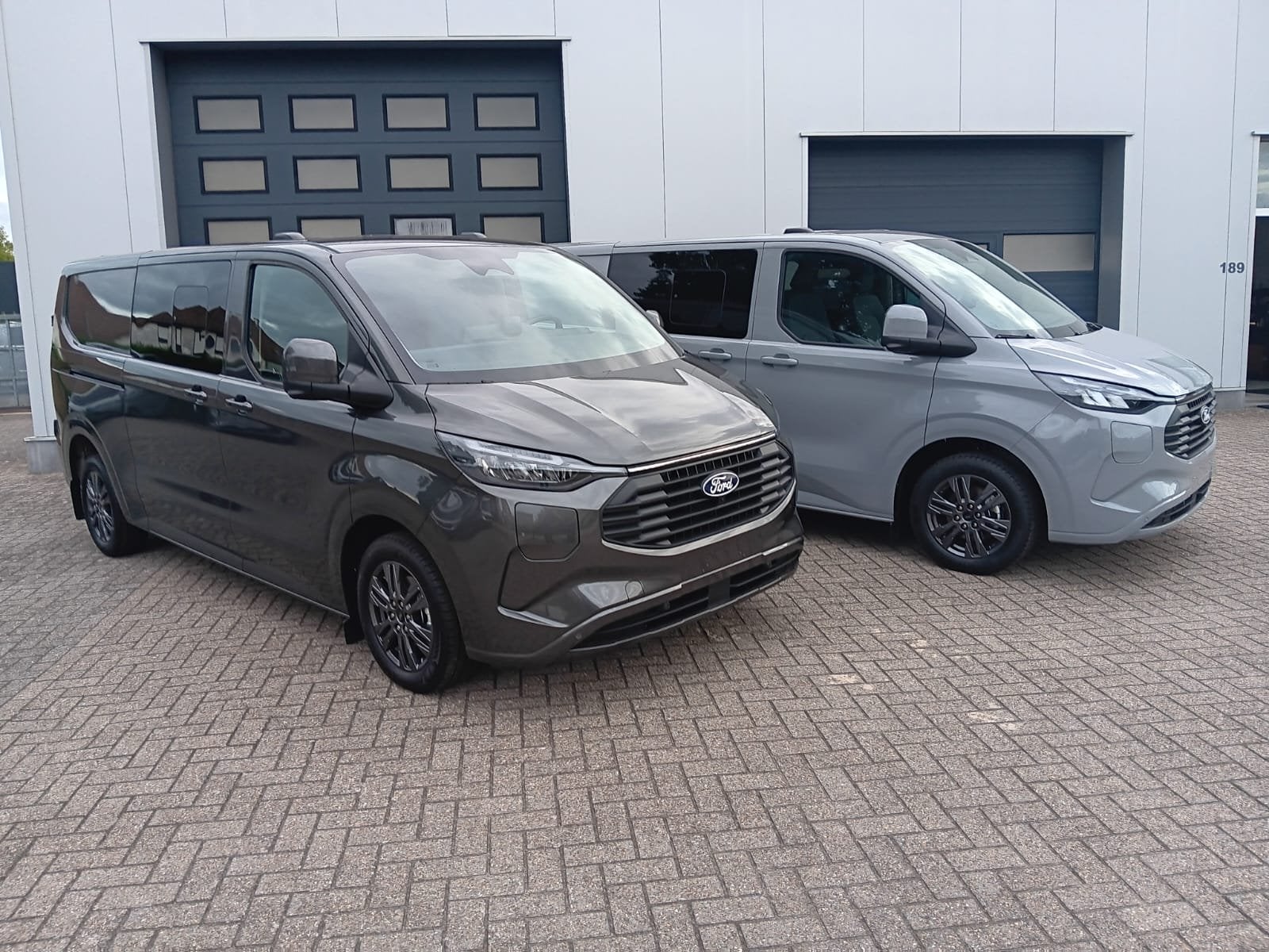 Ford Transit Custom L2 5pl PHEV 232pk Limited 42562 ex BTW S, Autos, Neuf, Argent ou Gris, Achat, 6 portes