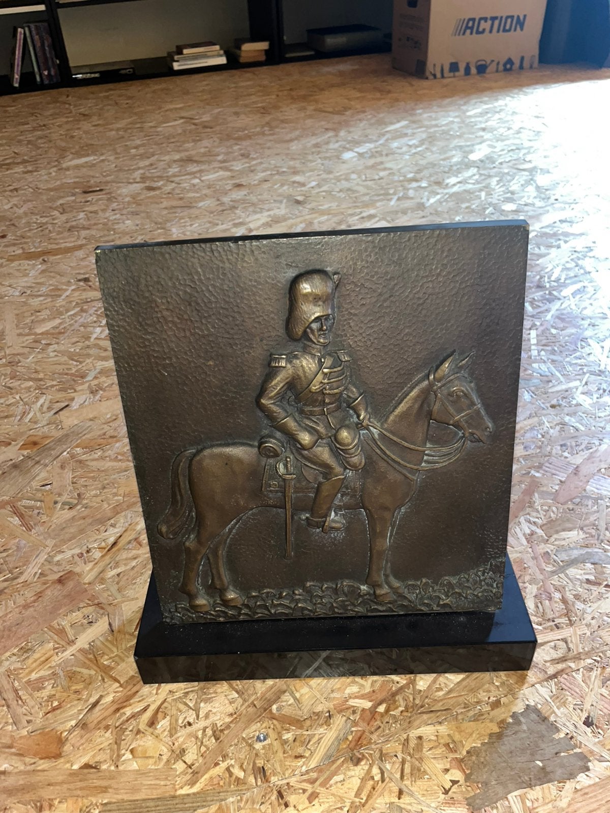 Vintage plaquette militair te paard op natuurstenen voetstuk, Enlèvement ou Envoi