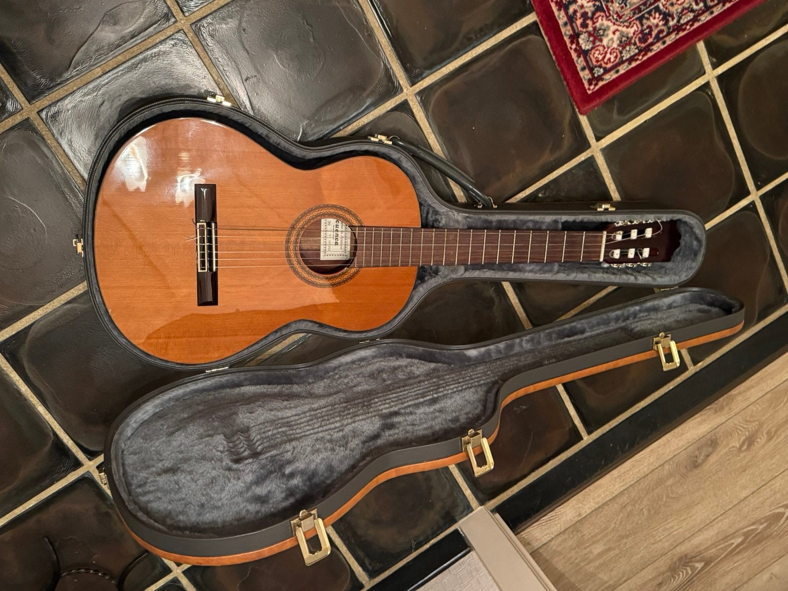 Cuenca model 30 met Yamaha box en staander, Enlèvement, Comme neuf