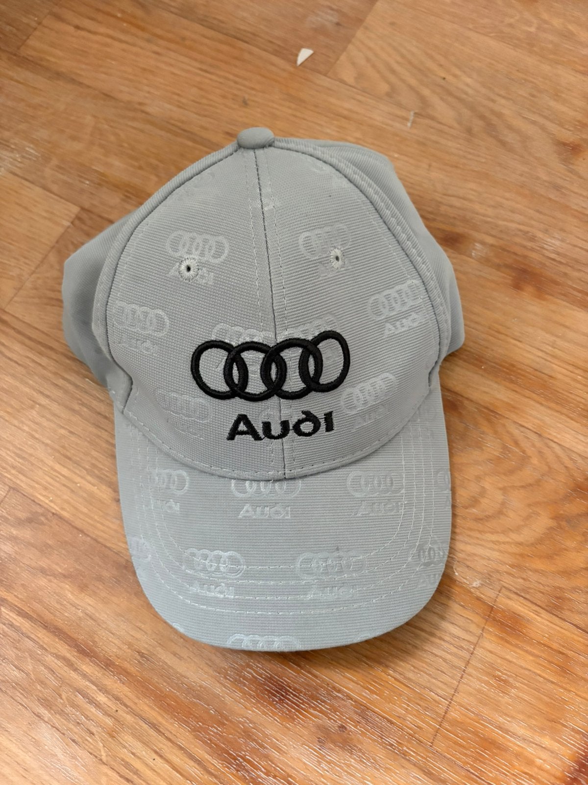 Audi pet, Ophalen, Zo goed als nieuw, Pet